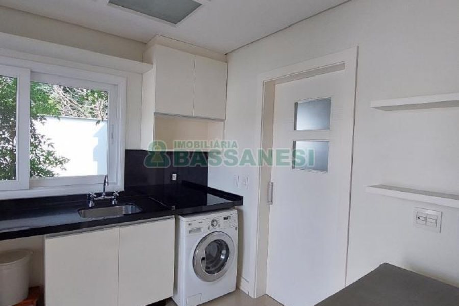 Casa com 552m², 4 dormitórios, 4 vagas, no bairro Sant Etiene em Caxias do Sul para Comprar