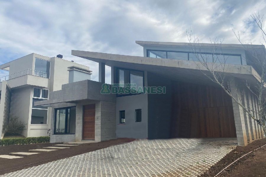 Casa com 1130m², 4 dormitórios, 2 vagas, no bairro São Ciro em Caxias do Sul para Comprar