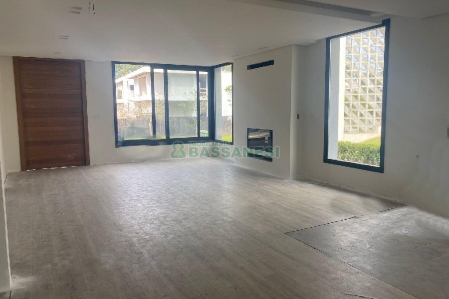 Casa com 1130m², 4 dormitórios, 2 vagas, no bairro São Ciro em Caxias do Sul para Comprar
