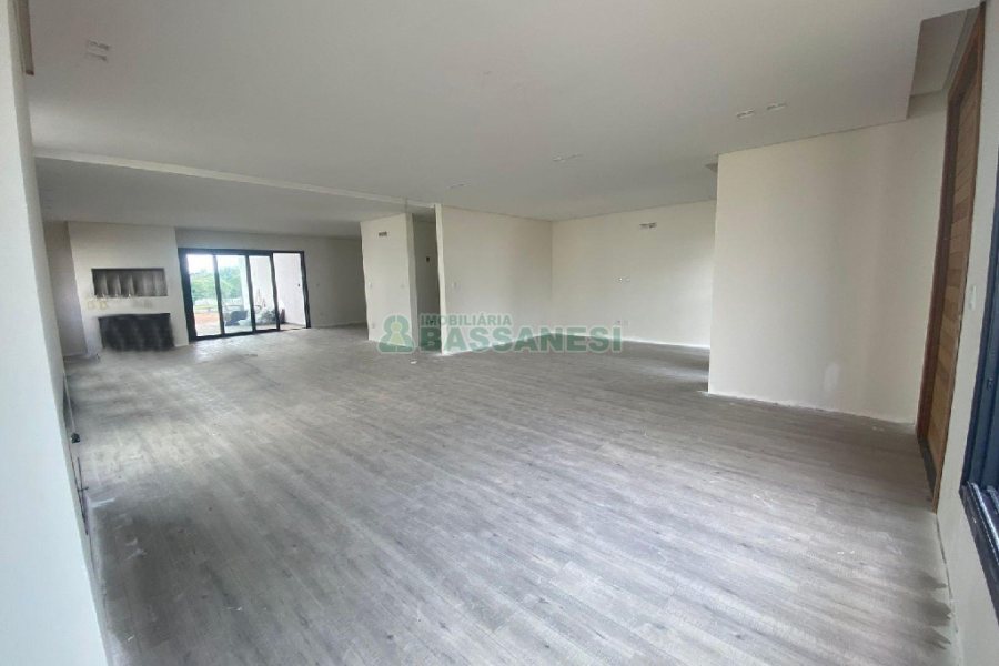 Casa com 1130m², 4 dormitórios, 2 vagas, no bairro São Ciro em Caxias do Sul para Comprar