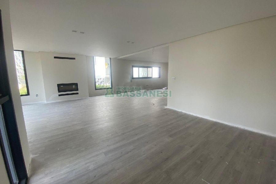 Casa com 1130m², 4 dormitórios, 2 vagas, no bairro São Ciro em Caxias do Sul para Comprar