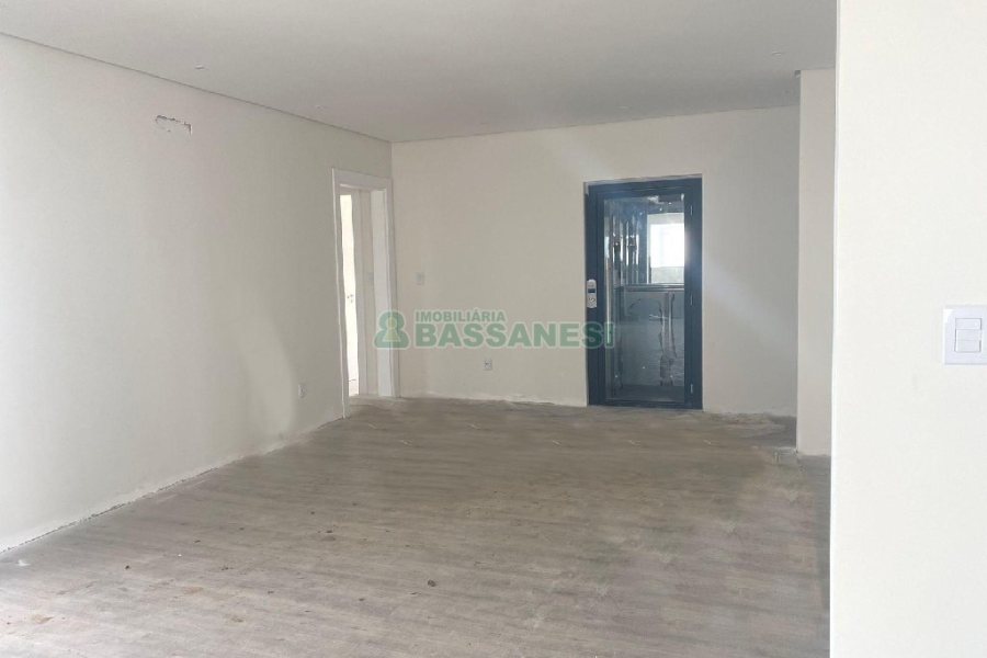 Casa com 1130m², 4 dormitórios, 2 vagas, no bairro São Ciro em Caxias do Sul para Comprar