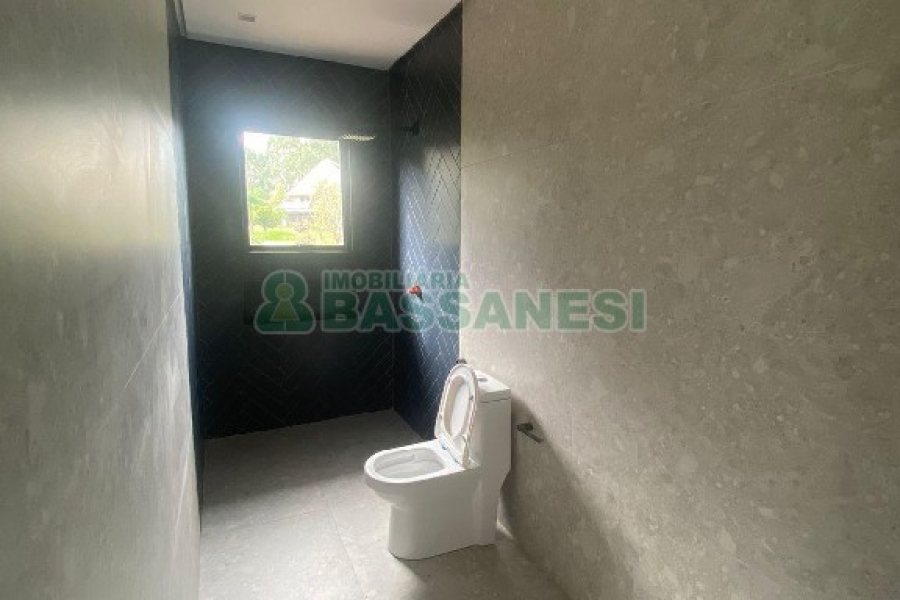 Casa com 1130m², 4 dormitórios, 2 vagas, no bairro São Ciro em Caxias do Sul para Comprar