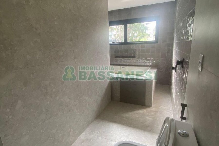 Casa com 1130m², 4 dormitórios, 2 vagas, no bairro São Ciro em Caxias do Sul para Comprar