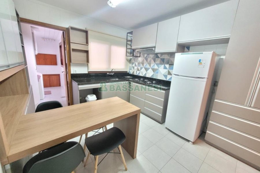 Apto Mobiliado com 80m², 2 dormitórios, 1 vaga, no bairro Centro em Caxias do Sul para Alugar