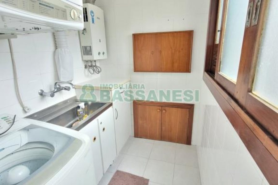 Apto Mobiliado com 80m², 2 dormitórios, 1 vaga, no bairro Centro em Caxias do Sul para Alugar