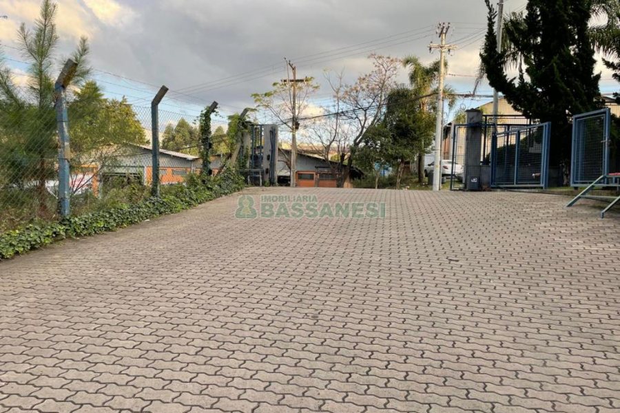 Pavilhão com 811m², no bairro Industrial em Caxias do Sul para Alugar