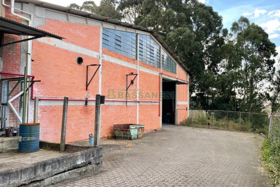 Pavilhão com 811m², no bairro Industrial em Caxias do Sul para Alugar