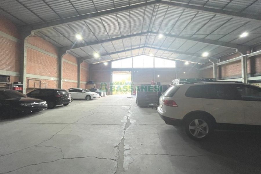 Pavilhão com 811m², no bairro Industrial em Caxias do Sul para Alugar
