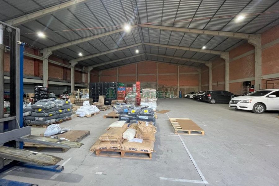 Pavilhão com 811m², no bairro Industrial em Caxias do Sul para Alugar