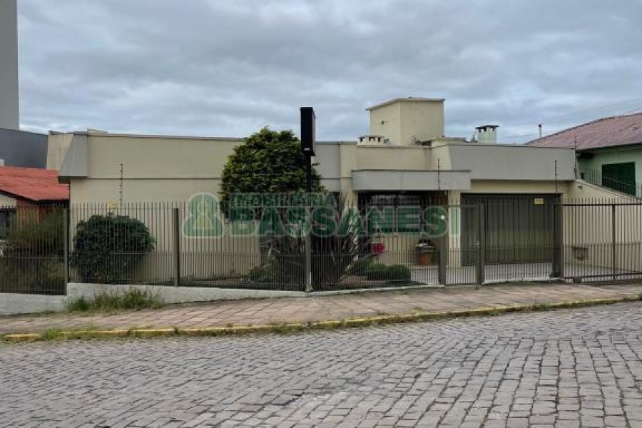 Casa com 157m², 3 dormitórios, 8 vagas, no bairro Pio X em Caxias do Sul para Comprar