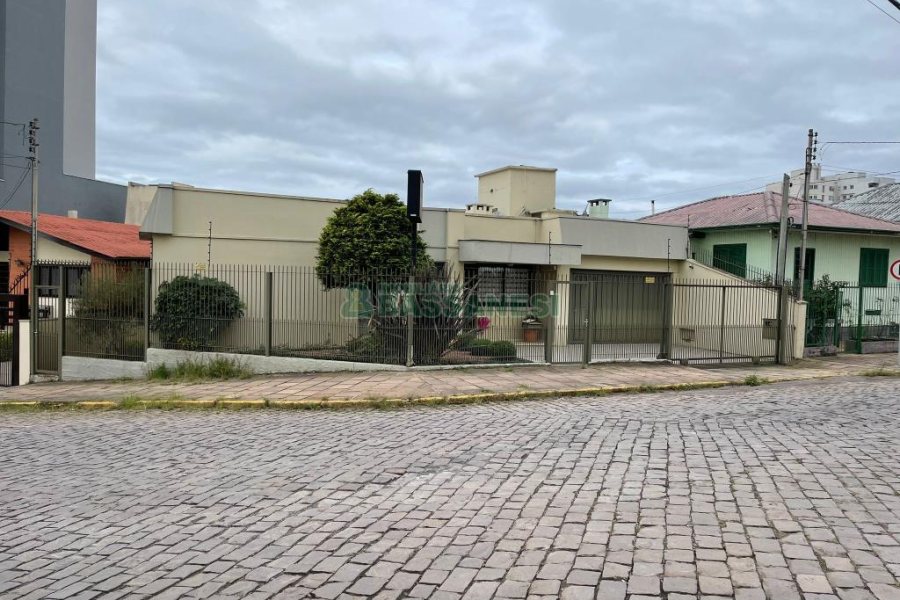 Casa com 157m², 3 dormitórios, 8 vagas, no bairro Pio X em Caxias do Sul para Comprar