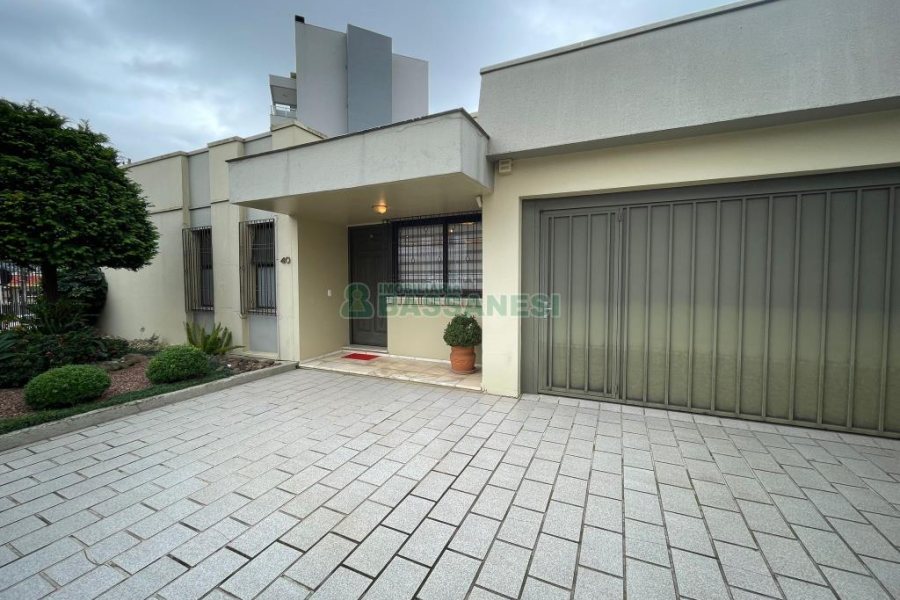 Casa com 157m², 3 dormitórios, 8 vagas, no bairro Pio X em Caxias do Sul para Comprar
