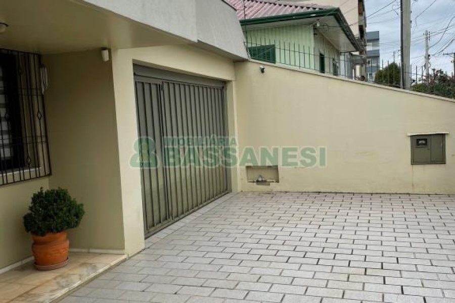 Casa com 157m², 3 dormitórios, 8 vagas, no bairro Pio X em Caxias do Sul para Comprar