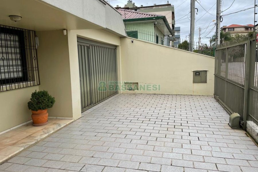 Casa com 157m², 3 dormitórios, 8 vagas, no bairro Pio X em Caxias do Sul para Comprar