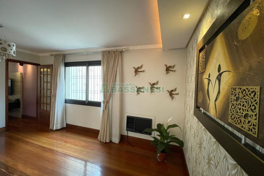 Casa com 157m², 3 dormitórios, 8 vagas, no bairro Pio X em Caxias do Sul para Comprar