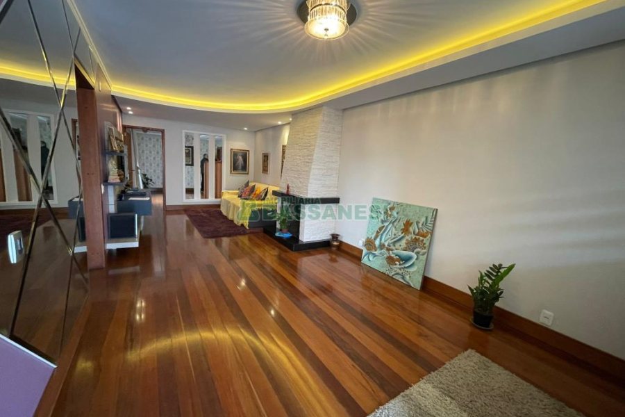 Casa com 157m², 3 dormitórios, 8 vagas, no bairro Pio X em Caxias do Sul para Comprar