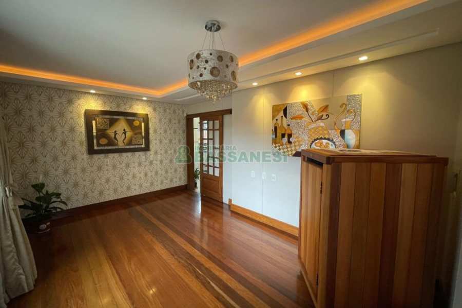 Casa com 157m², 3 dormitórios, 8 vagas, no bairro Pio X em Caxias do Sul para Comprar