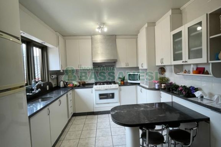 Casa com 157m², 3 dormitórios, 8 vagas, no bairro Pio X em Caxias do Sul para Comprar