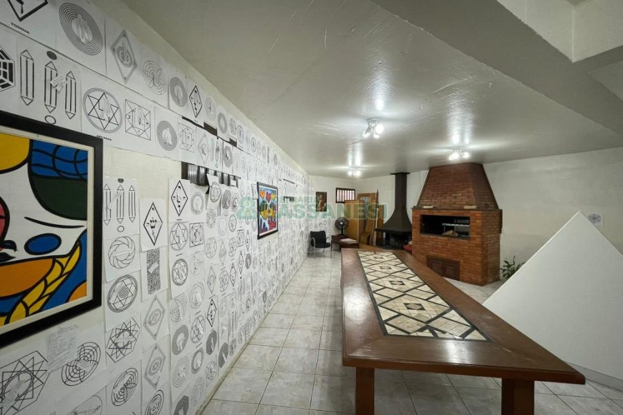 Casa com 157m², 3 dormitórios, 8 vagas, no bairro Pio X em Caxias do Sul para Comprar