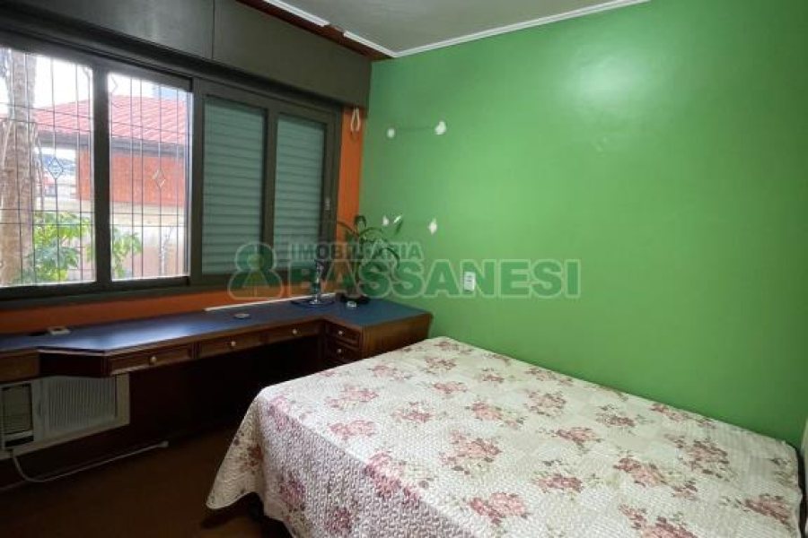 Casa com 157m², 3 dormitórios, 8 vagas, no bairro Pio X em Caxias do Sul para Comprar