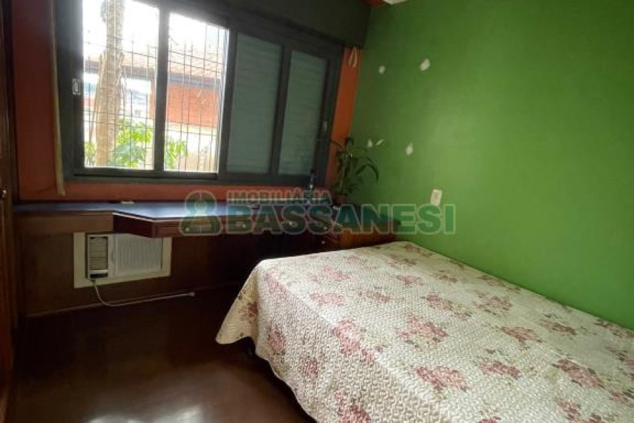 Casa com 157m², 3 dormitórios, 8 vagas, no bairro Pio X em Caxias do Sul para Comprar