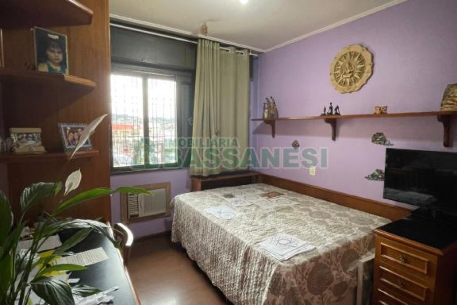 Casa com 157m², 3 dormitórios, 8 vagas, no bairro Pio X em Caxias do Sul para Comprar