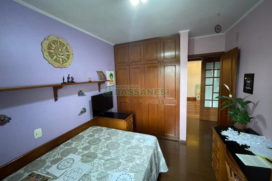 Casa com 157m², 3 dormitórios, 8 vagas, no bairro Pio X em Caxias do Sul para Comprar