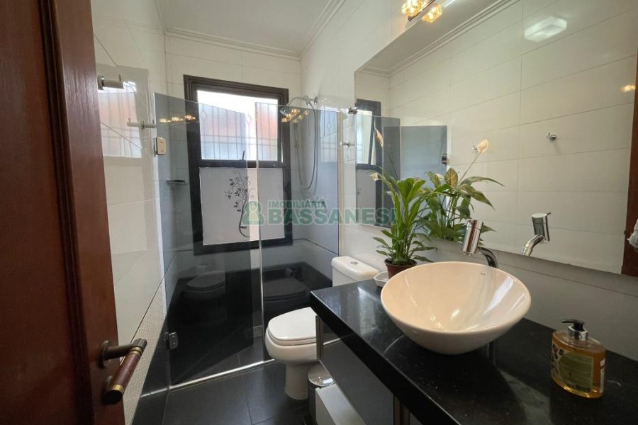 Casa com 157m², 3 dormitórios, 8 vagas, no bairro Pio X em Caxias do Sul para Comprar