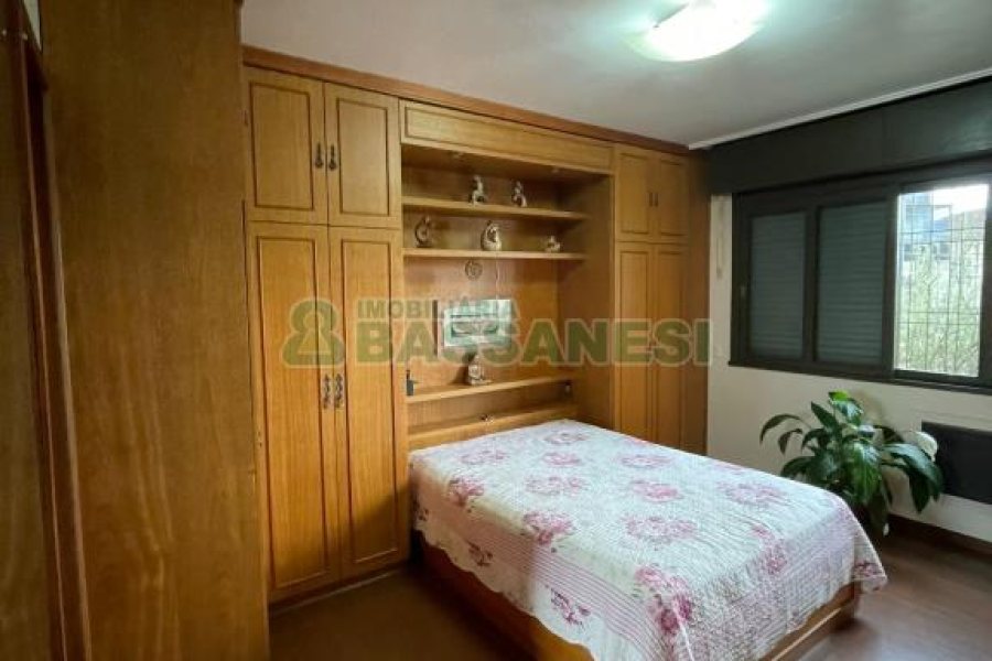 Casa com 157m², 3 dormitórios, 8 vagas, no bairro Pio X em Caxias do Sul para Comprar