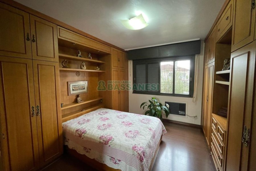 Casa com 157m², 3 dormitórios, 8 vagas, no bairro Pio X em Caxias do Sul para Comprar