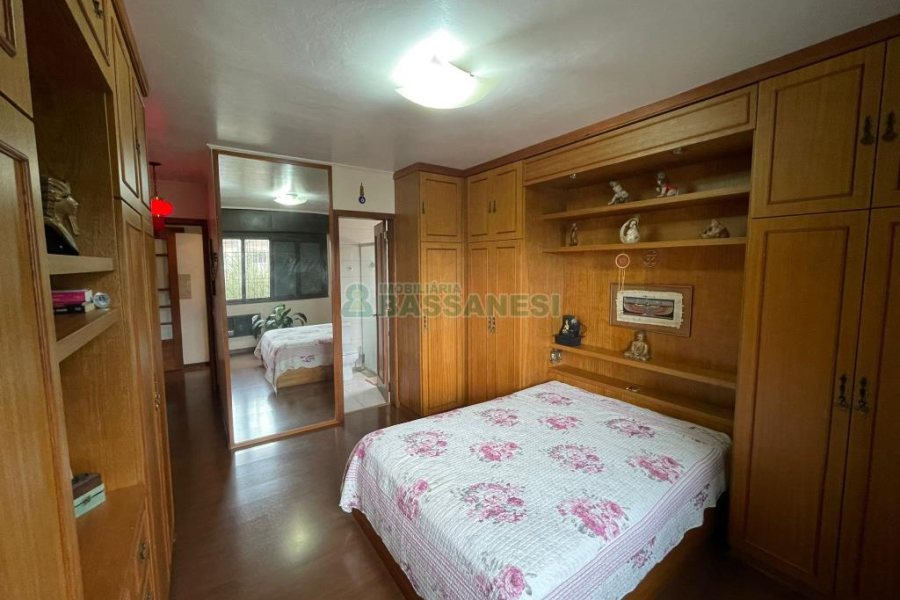 Casa com 157m², 3 dormitórios, 8 vagas, no bairro Pio X em Caxias do Sul para Comprar