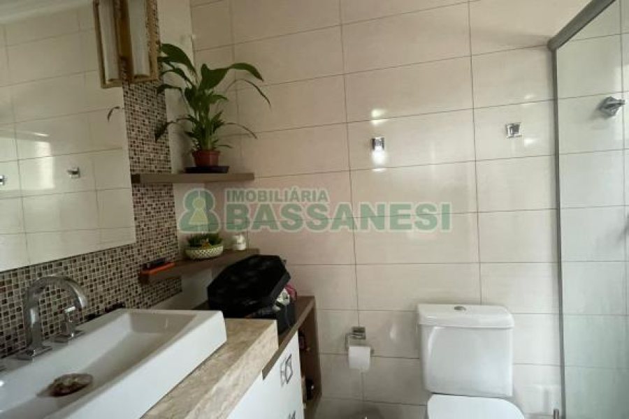 Casa com 157m², 3 dormitórios, 8 vagas, no bairro Pio X em Caxias do Sul para Comprar