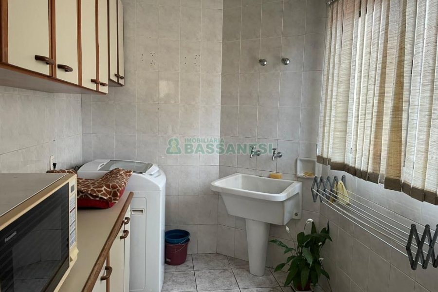 Casa com 157m², 3 dormitórios, 8 vagas, no bairro Pio X em Caxias do Sul para Comprar