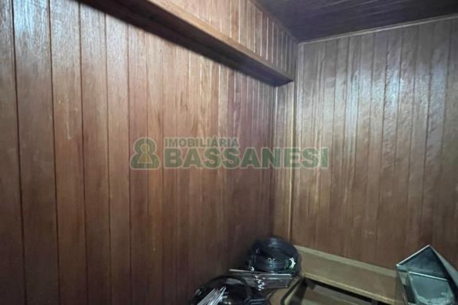 Casa com 157m², 3 dormitórios, 8 vagas, no bairro Pio X em Caxias do Sul para Comprar