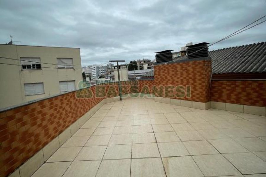 Casa com 157m², 3 dormitórios, 8 vagas, no bairro Pio X em Caxias do Sul para Comprar