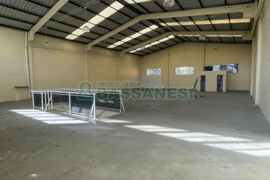 Pavilhão com 800m², no bairro Sagrada Família em Caxias do Sul para Alugar