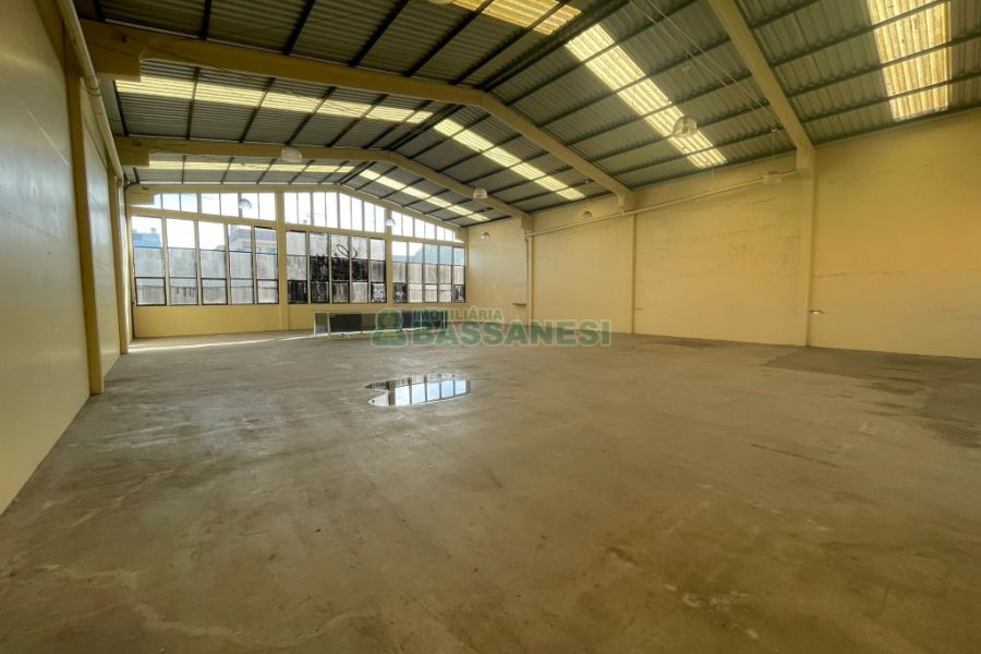 Pavilhão com 800m², no bairro Sagrada Família em Caxias do Sul para Alugar