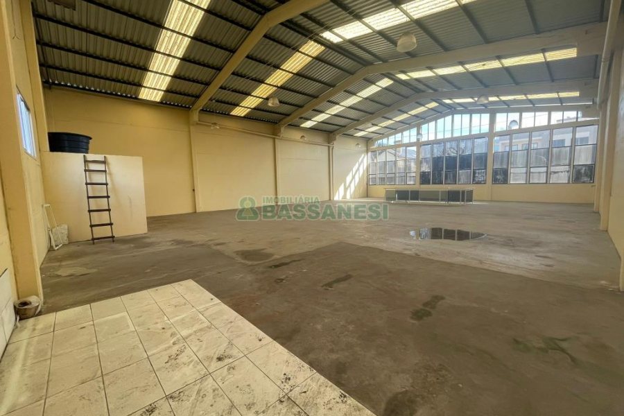 Pavilhão com 800m², no bairro Sagrada Família em Caxias do Sul para Alugar