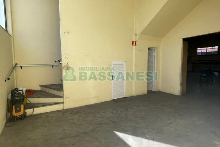 Pavilhão com 800m², no bairro Sagrada Família em Caxias do Sul para Alugar