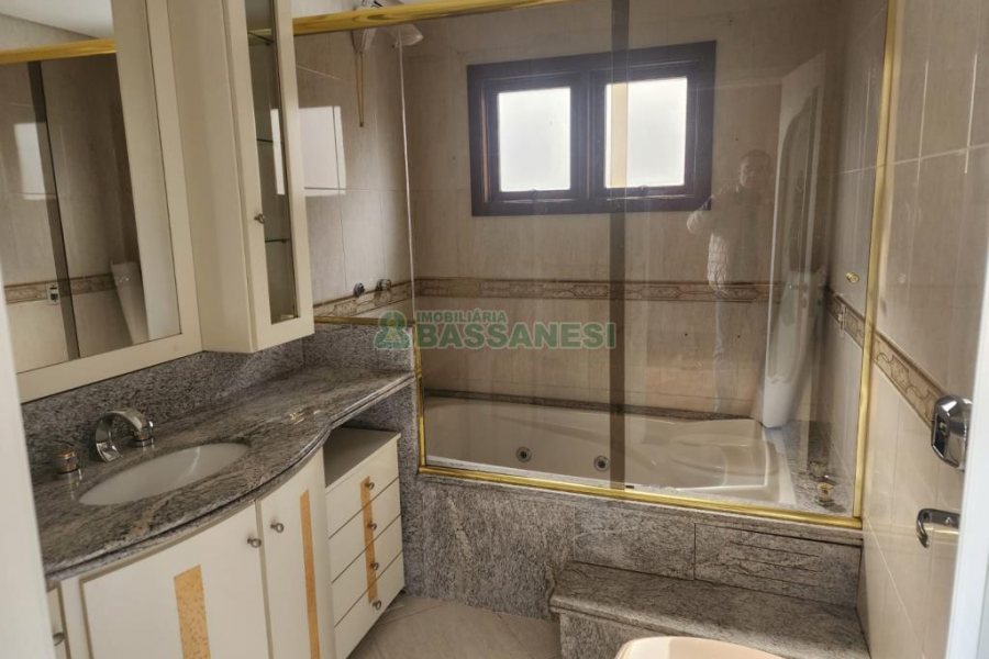 Apartamento com 208m², 3 dormitórios, 2 vagas, no bairro Madureira em Caxias do Sul para Comprar