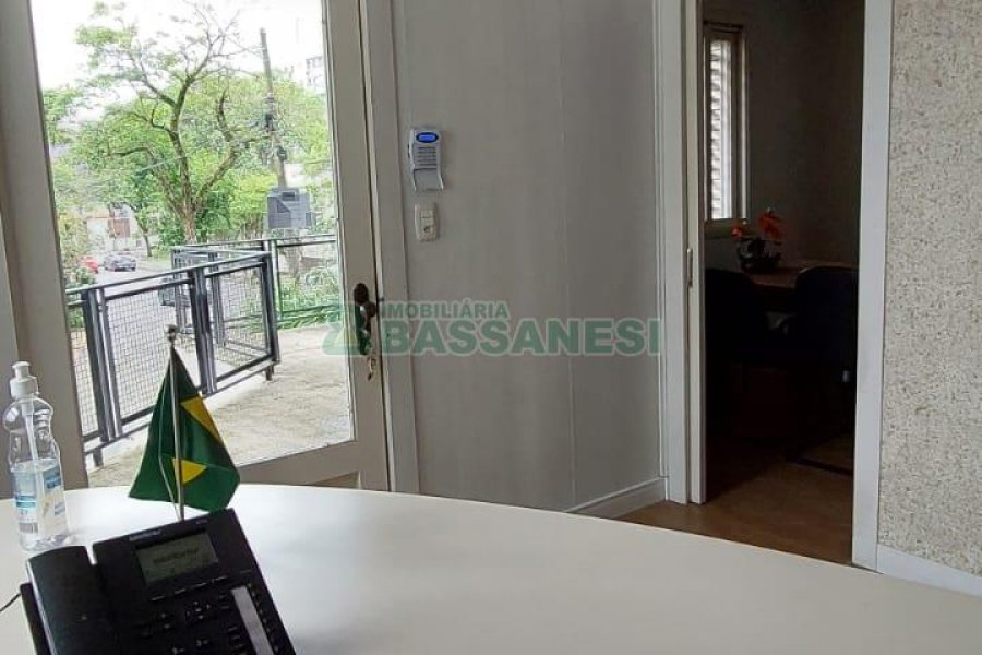 Casa Comercial com 240m², no bairro Nossa Senhora de Lourdes em Caxias do Sul para Comprar