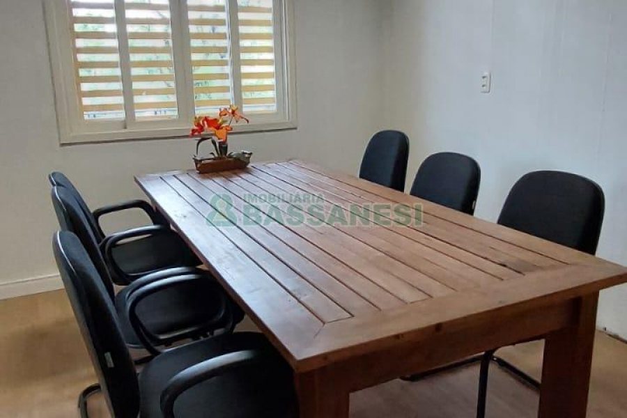 Casa Comercial com 240m², no bairro Nossa Senhora de Lourdes em Caxias do Sul para Comprar