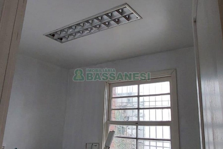 Casa Comercial com 240m², no bairro Nossa Senhora de Lourdes em Caxias do Sul para Comprar