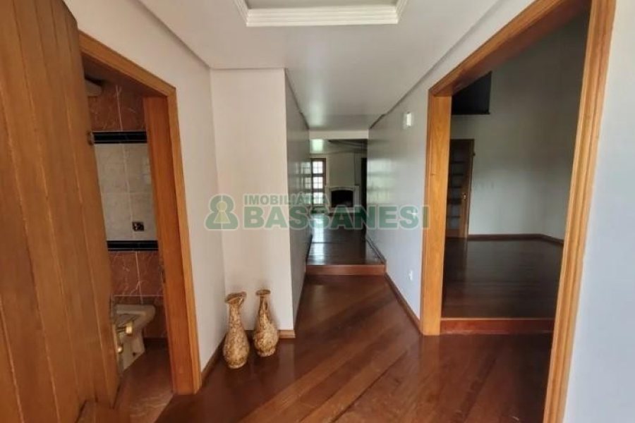 Casa com 580m², 5 dormitórios, 5 vagas, no bairro Bela Vista em Caxias do Sul para Comprar