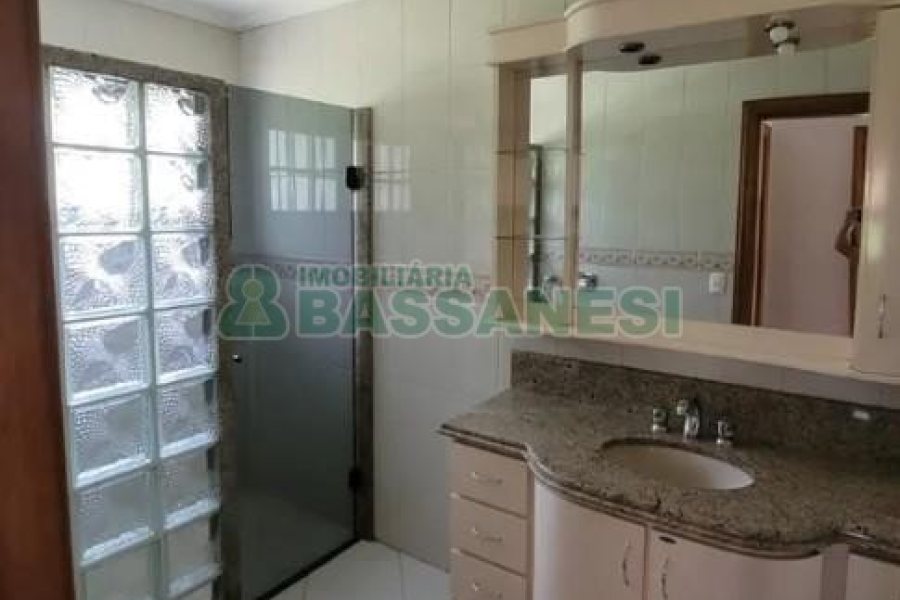 Casa com 580m², 5 dormitórios, 5 vagas, no bairro Bela Vista em Caxias do Sul para Comprar