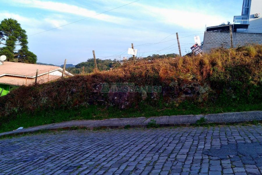 Terreno com 425m², no bairro Cruzeiro em Caxias do Sul para Comprar