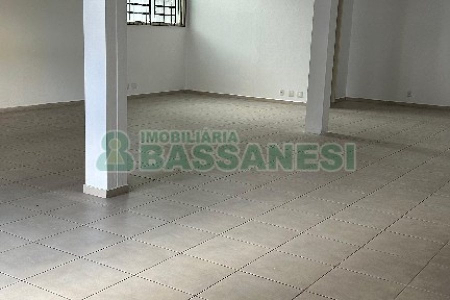 Loja com 250m², no bairro São Pelegrino em Caxias do Sul para Alugar