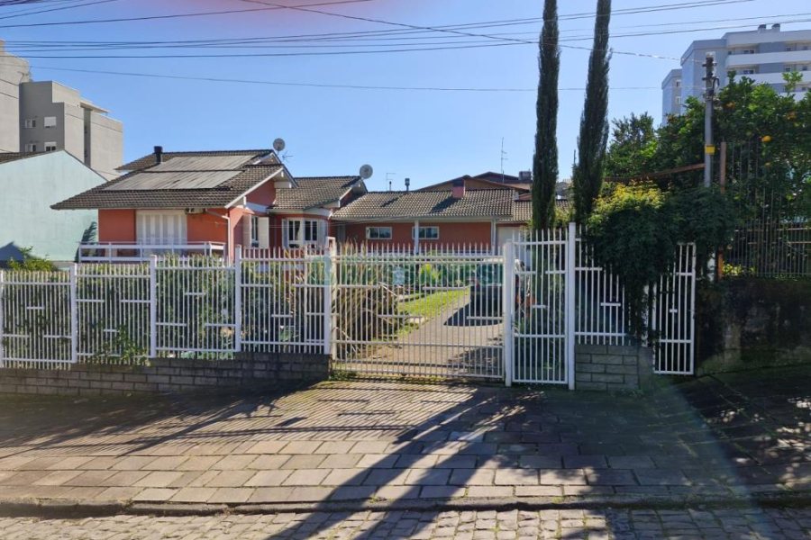 Casa com 332m², 4 dormitórios, 8 vagas, no bairro Desvio Rizzo em Caxias do Sul para Comprar
