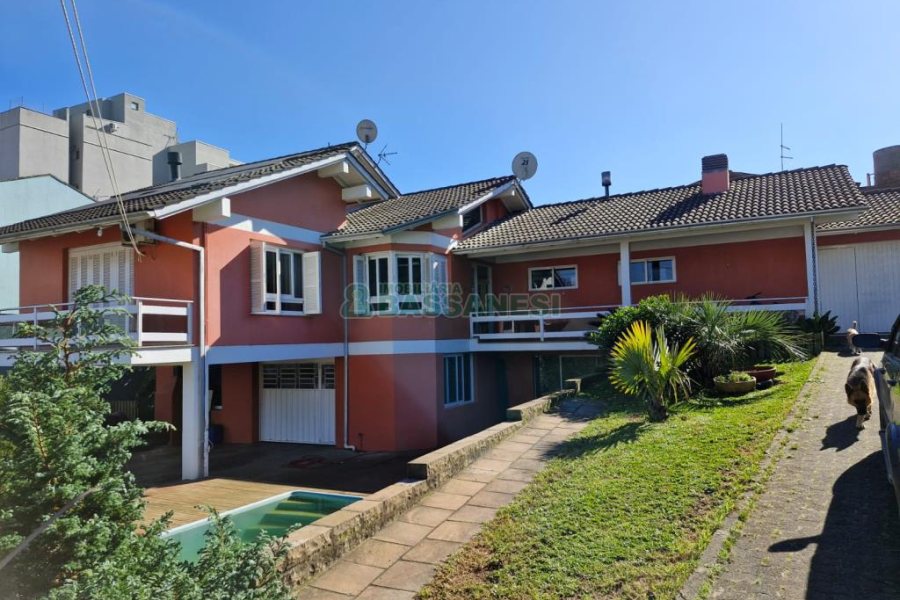 Casa com 332m², 4 dormitórios, 8 vagas, no bairro Desvio Rizzo em Caxias do Sul para Comprar